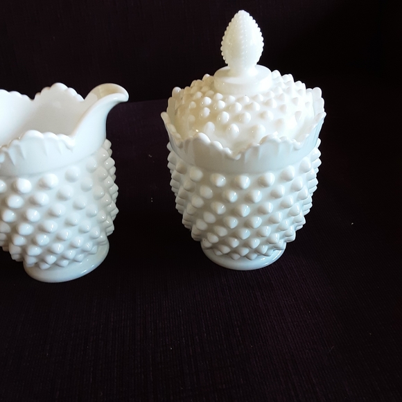 ANTIQUE MILK GLASS HOBNAIL PITCHER AND SUGAR BOWL. - Picture 4 of 7